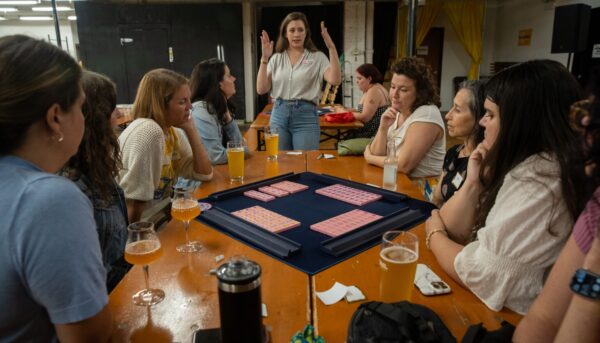 Young Chicagoans Revive Nostalgic Activities Like Mahjong, Baking, and Needlework