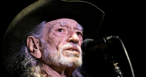 Bob Dylan and Willie Nelson: A Deep Connection Among Music Legends