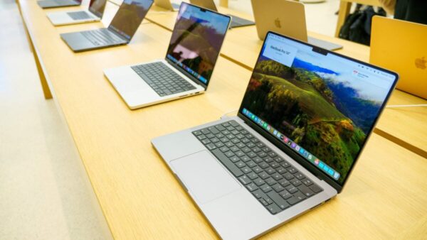 Apple Delays MacBook Pro Launch as Intel Faces Major Challenges