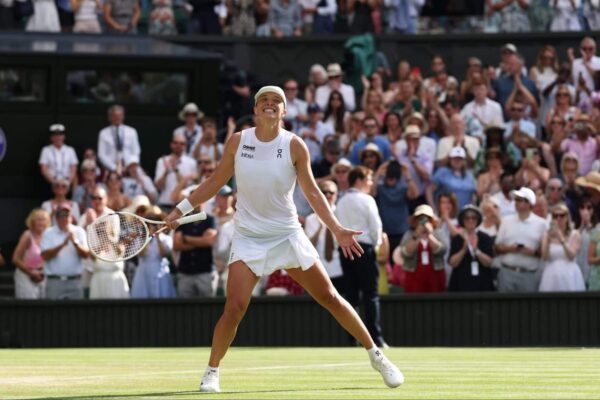 Iga Świątek Claims First Wimbledon Title with Dominant Victory Over Amanda Anisimova