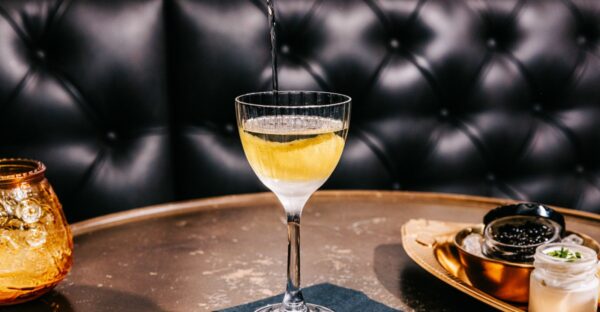 Exploring Chicago’s Vibrant Happy Hour Scene: Where to Find Unmissable Drink Deals