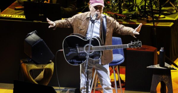 Paul Simon Leaves Audience Spellbound During Potential Last Performance in Los Angeles