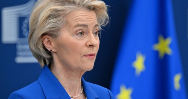Trump and von der Leyen Seek Trade Agreement Amid Tariff Threats