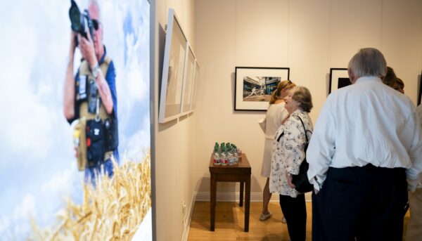 Howard G. Buffett’s Photo Exhibition Highlights Impact of Ukraine War at Chicago Museum