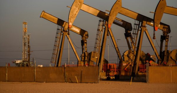 Dallas Fed Survey Shows Decline in Oil and Gas Sector Activity Amid Geopolitical Tensions