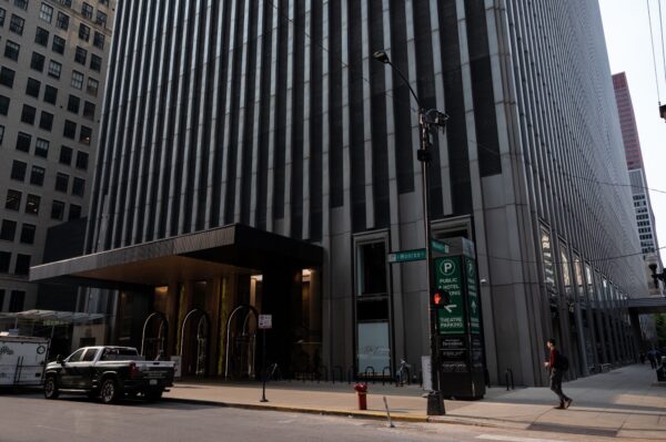 Ecuadorian Asylum Seeker Battles Deportation After Arrest in Chicago