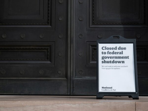 Government Shutdown Impacts U.S. Air Traffic Controllers Amid Financial Stress